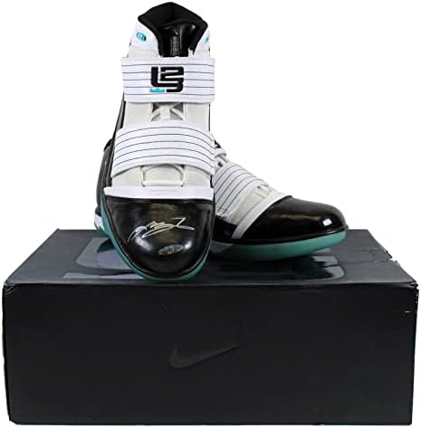 Лејкерс Леброн Jamesејмс го потпишаа чевлите за војник III во 2009 година, W/Box UDA #SHO72196 - Автограмирани патики во НБА