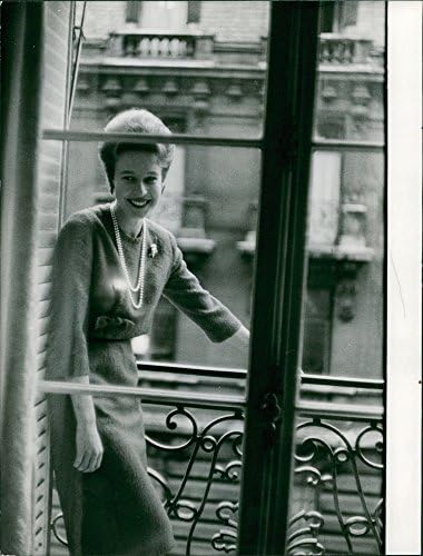 Гроздобер фотографија на принцезата Марија Габриела стои на балкон и се смешка.